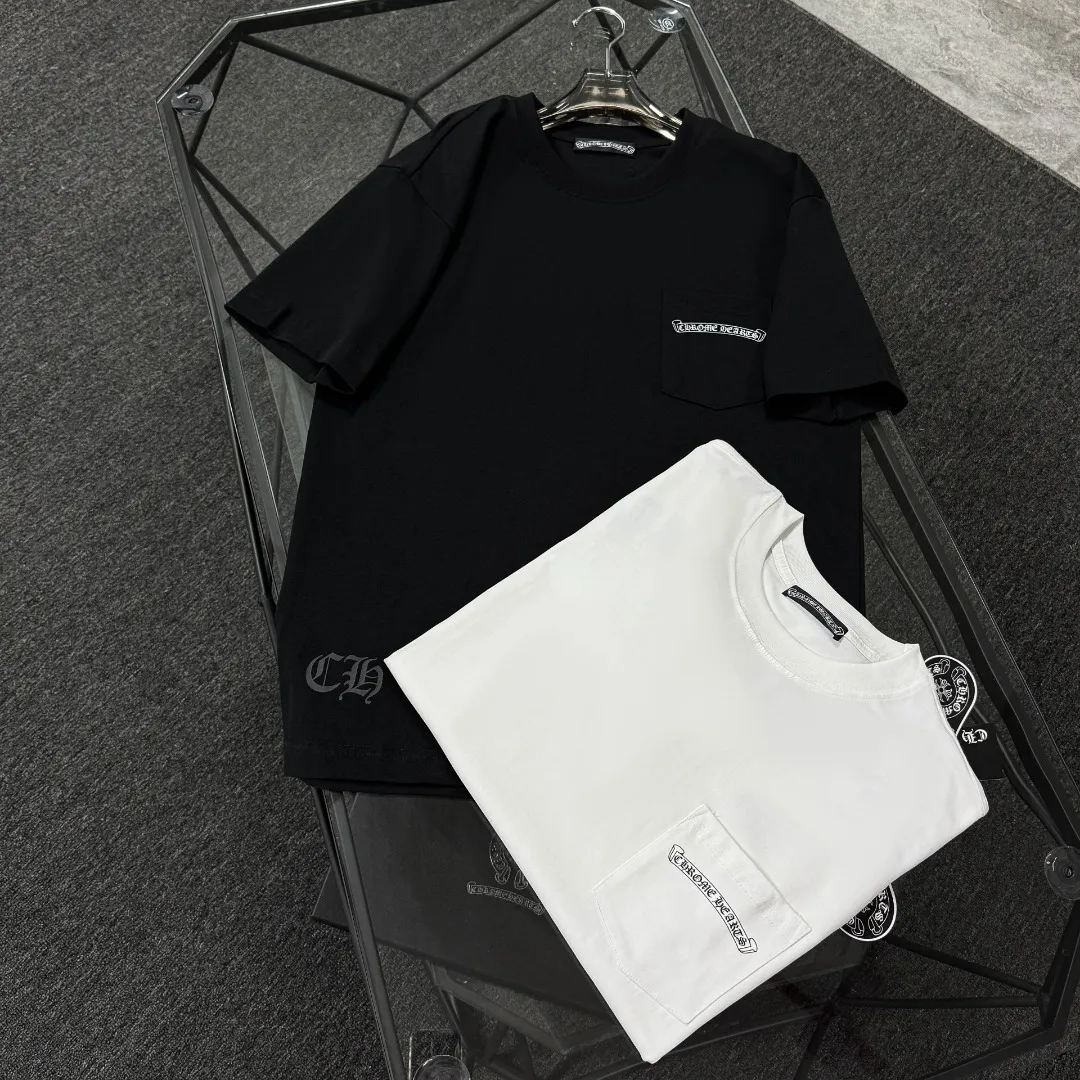P170 Chrome Hearts 25 high-end versions. The fabric is made of 300 grams of high-density pure cotton. It does not deform or shrink. It has three labels. It is the same style for men and women. Technology: suede foaming + digital printing. Color: white, black. SIZE: S-XL.